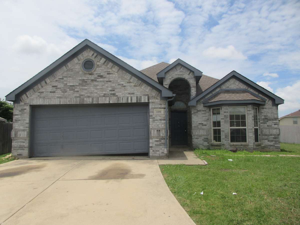 Property photo: 1100 Manhassett Ct