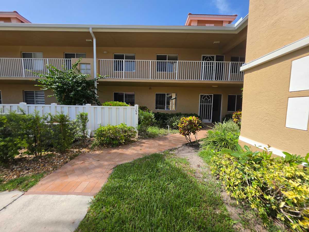 Property photo: 5951 Regal Glen Dr Apt 104
