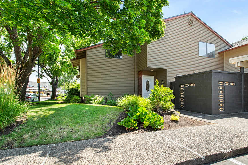 Property photo: 224 N Hayden Bay Dr