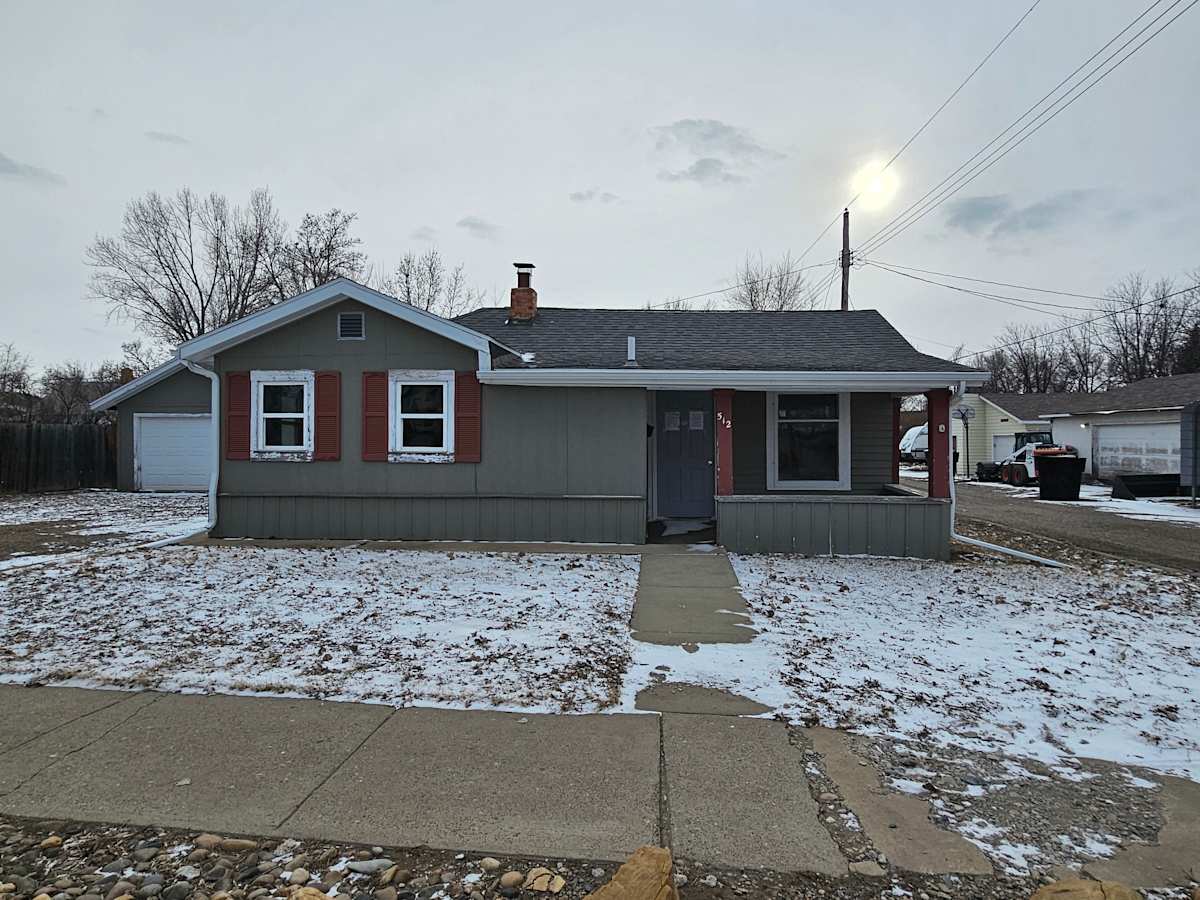 Property photo: 512 E Barry St