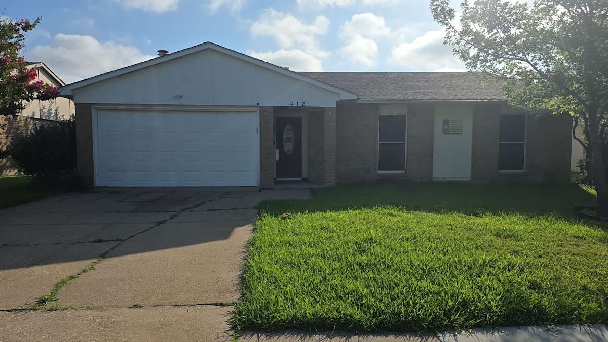 Property photo: 412 Forestwood Dr