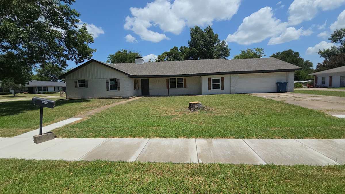 Property photo: 901 Crestview Dr