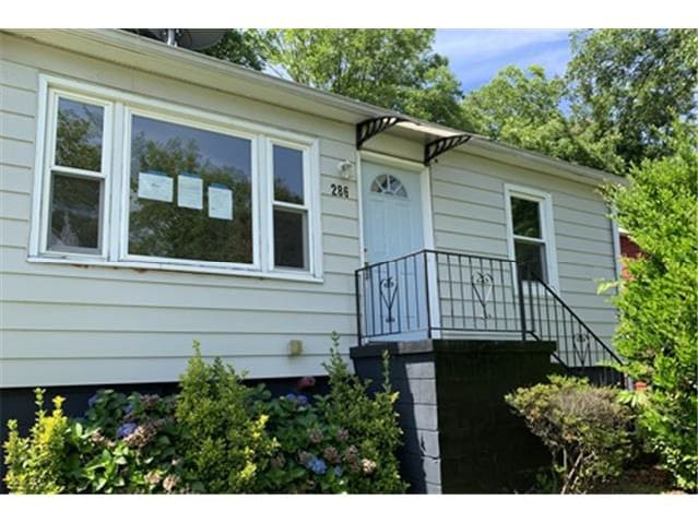 Property photo: 286 Booker St SW