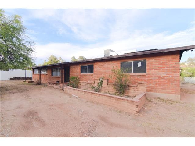 Property photo: 1176 N Royal Road
