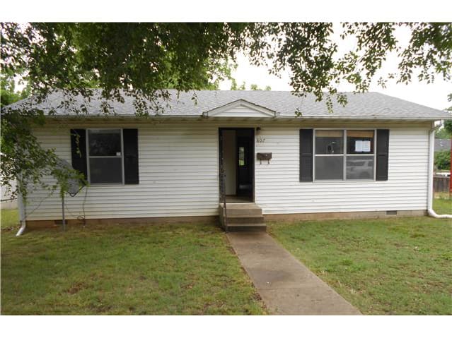 Property photo: 807 N 3RD St