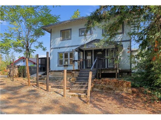 Property photo: 233 W Oak St