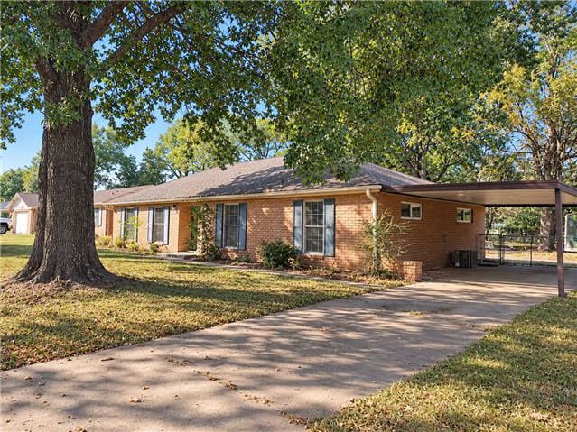 Property photo: 4401 Royal Oak Dr