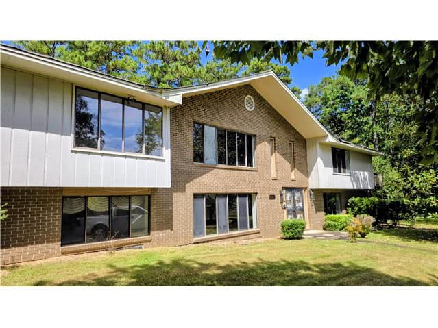 Property photo: 1001 E Lakeshore Dr