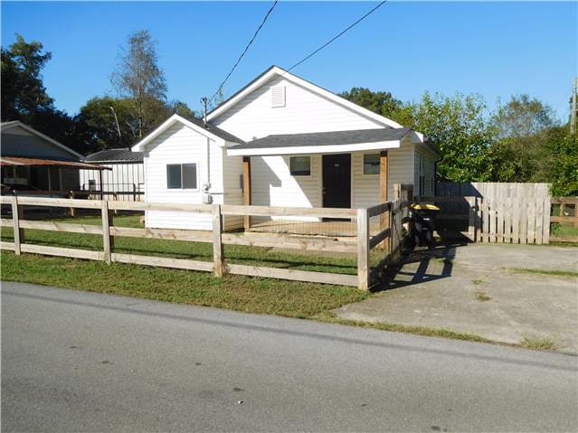 Property photo: 102 Hosea St SW
