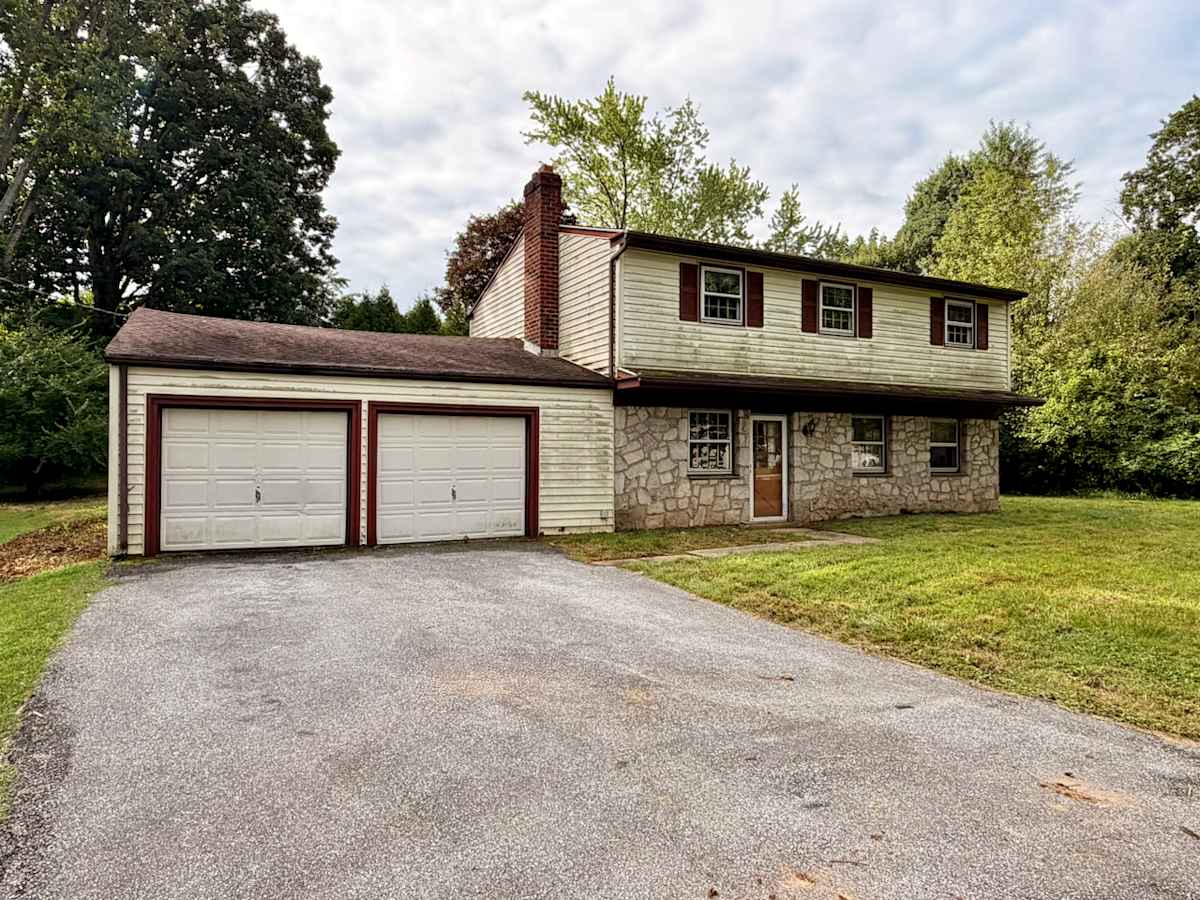 Property photo: 1283 Country Ln