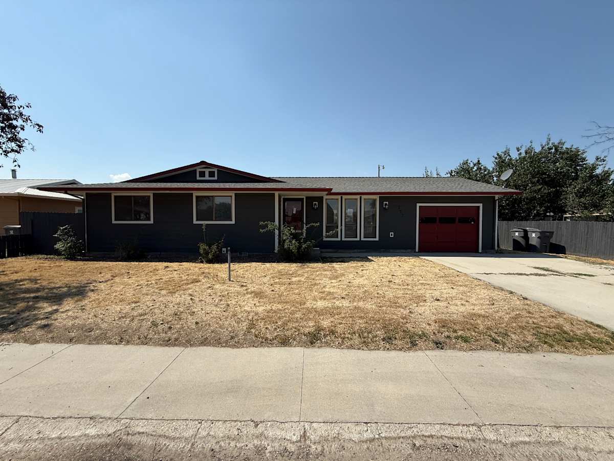 Property photo: 303 S 5TH St W