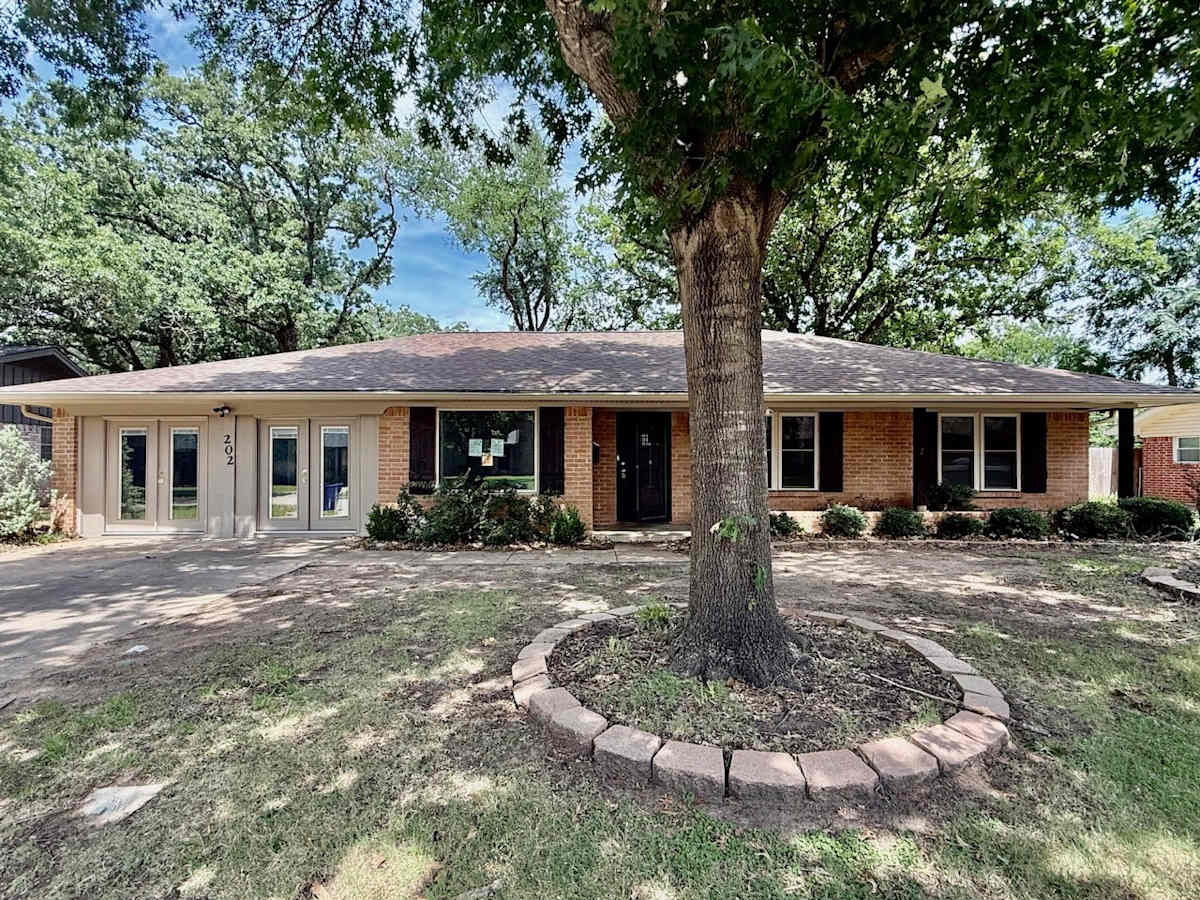 Property photo: 202 Juniper St