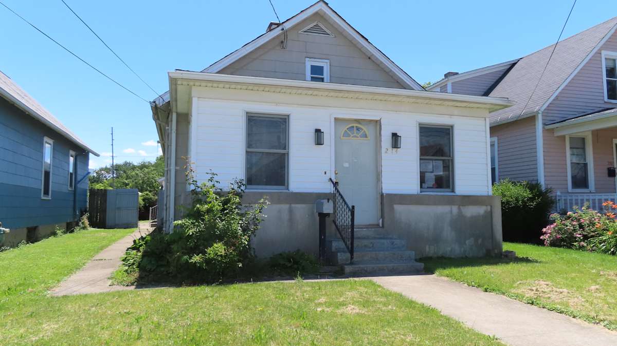 Property photo: 214 W Boalt St