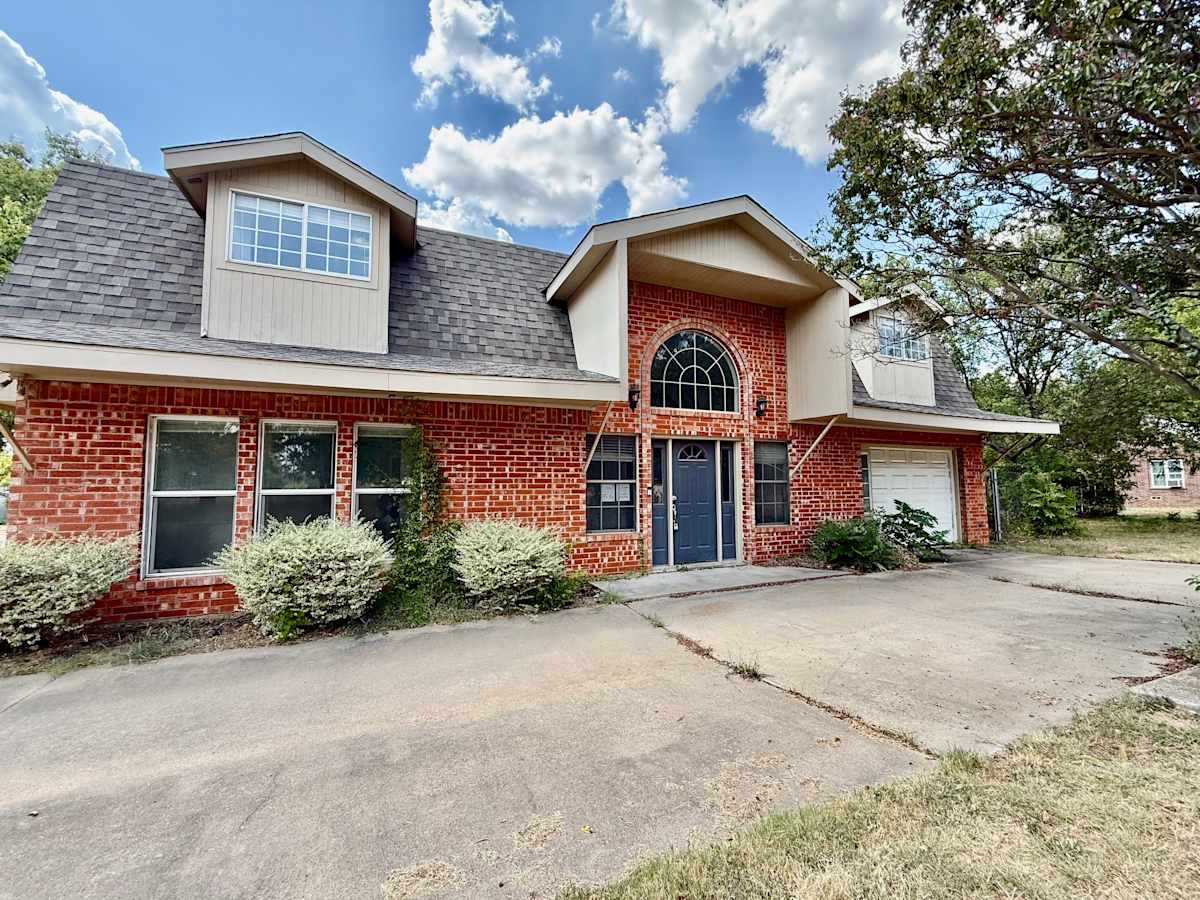 Property photo: 312 S Mockingbird Ln