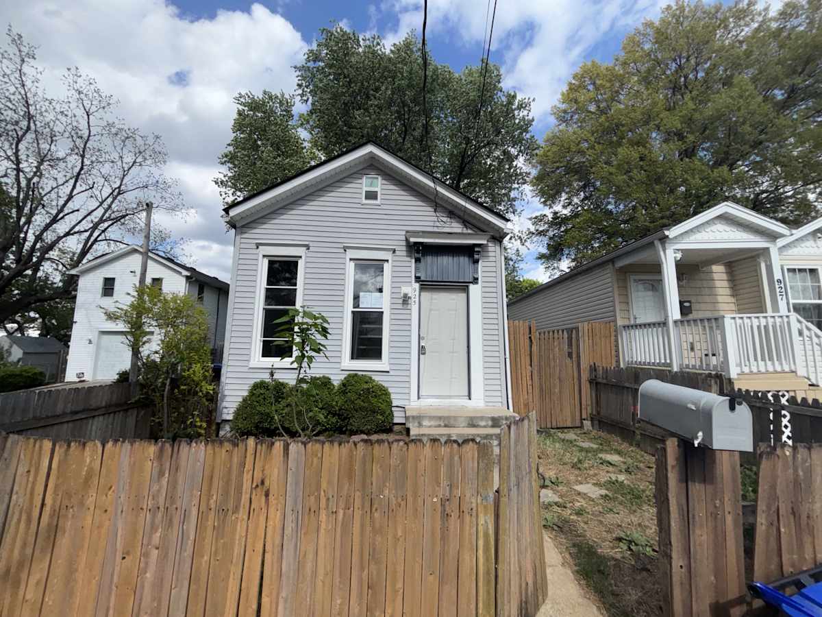 Property photo: 925 Schiller Ct