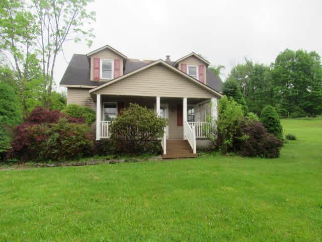 Property photo: 2060 Oakridge Dr