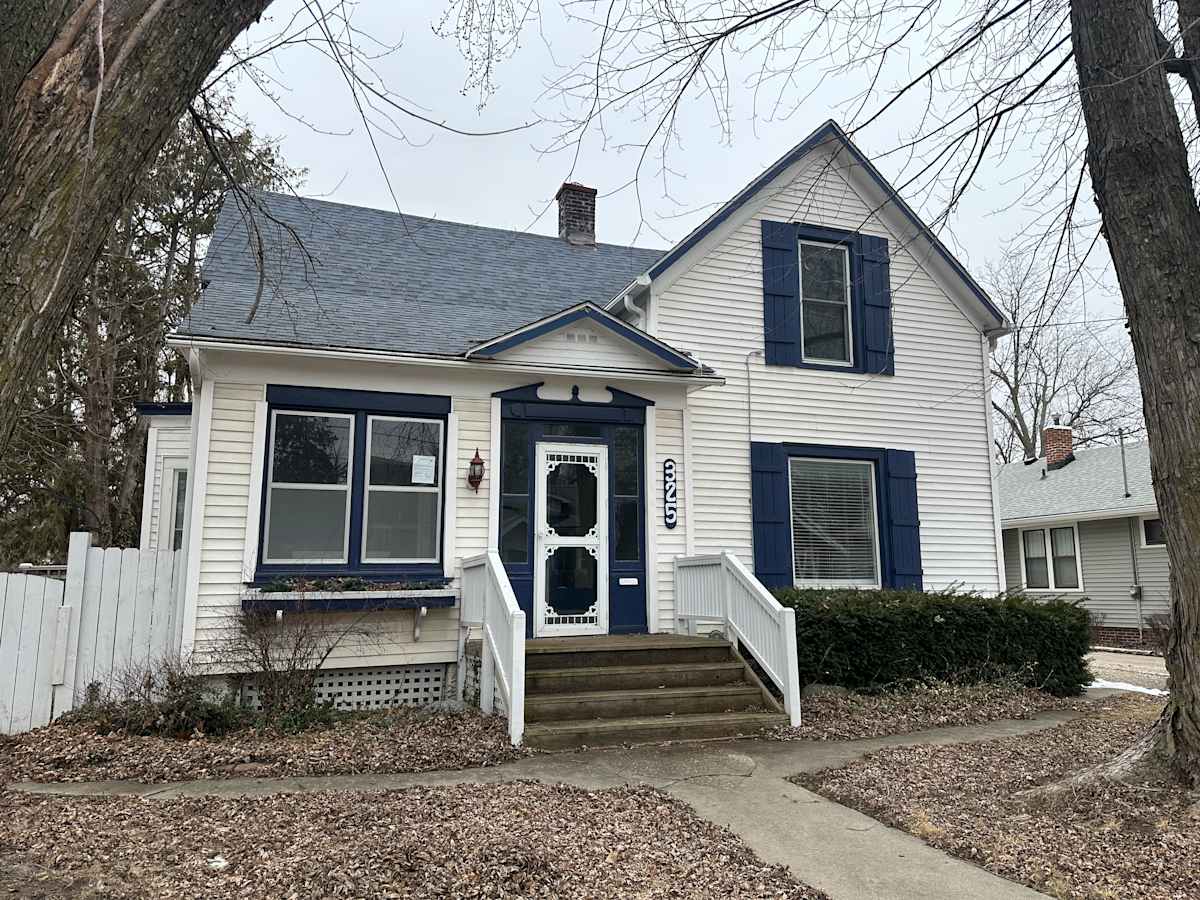 Property photo: 325 W 8TH St S