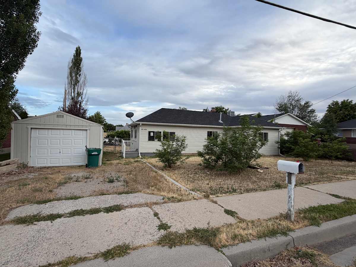 Property photo: 44 E 400 N