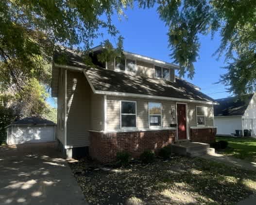 Property photo: 414 Main St W