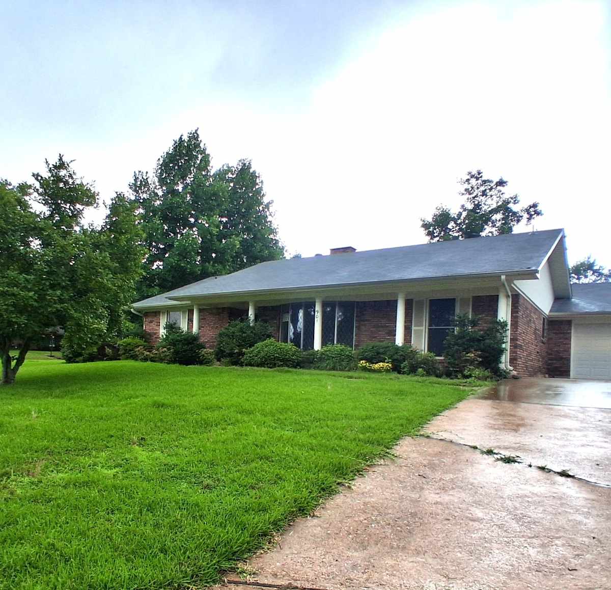 Property photo: 901 Bluebird Ln