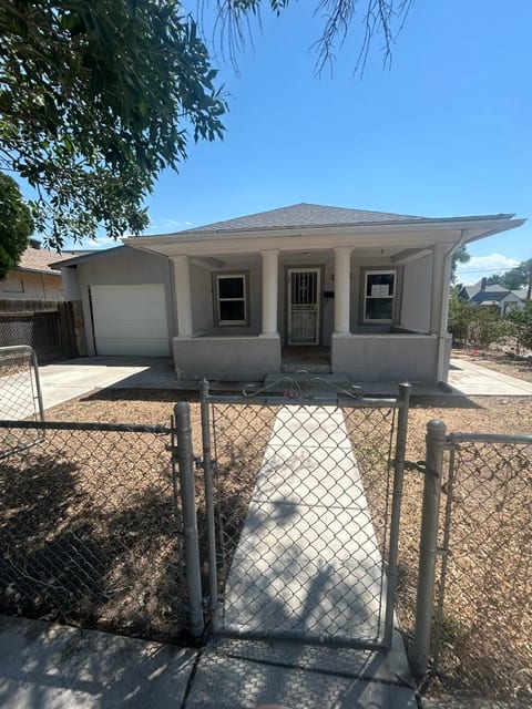 Property photo: 1130 W 16TH St