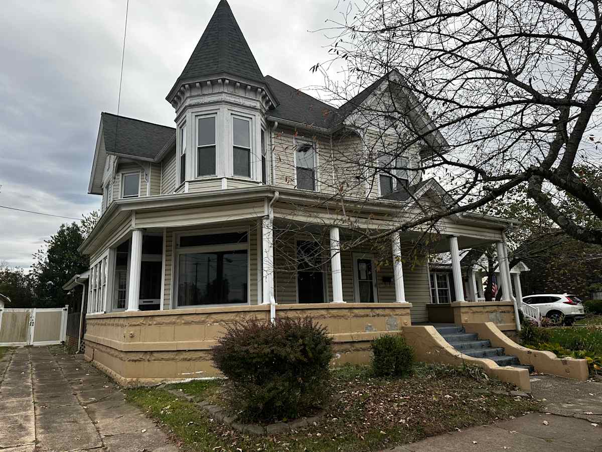 Property photo: 845 2ND Ave