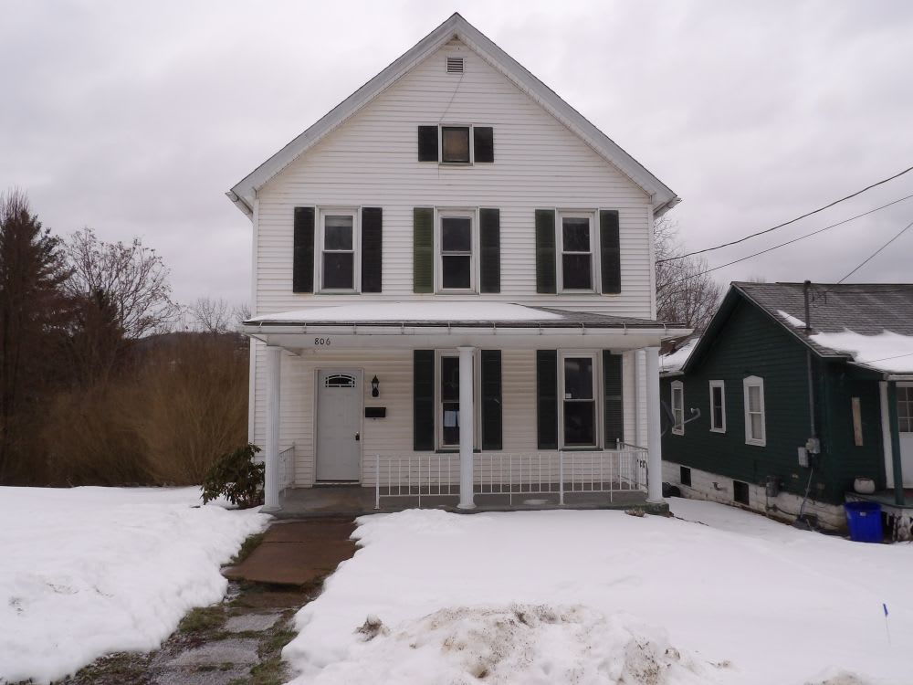 Property photo: 806 E 4TH St