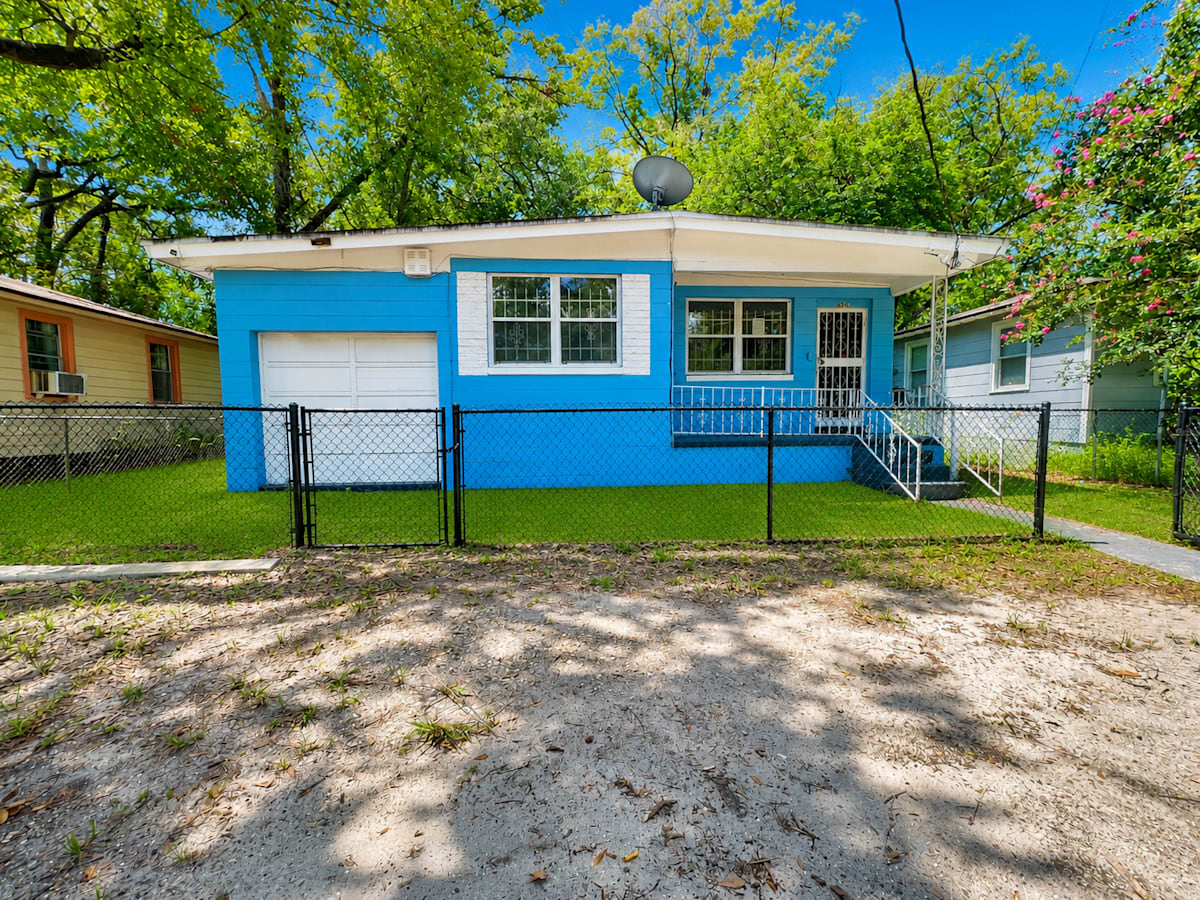 Property photo: 1630 W 28TH St