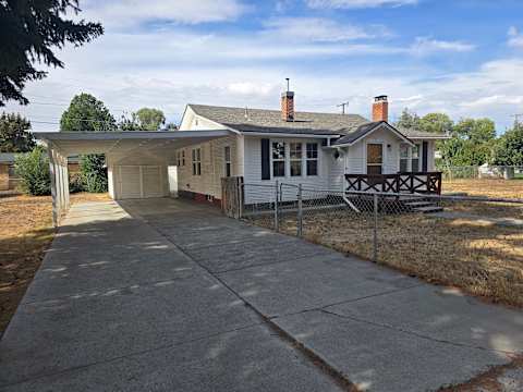 Single Family Home 2BR 1.1BA - 725 Oregon St, Gooding, ID