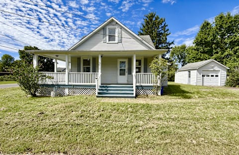 Single Family Home 1BR 1BA - 31 Fourth St, Flagtown, NJ