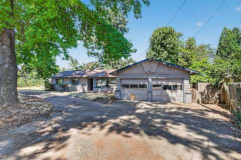 Single Family Home 3BR 2.1BA - 504 W. Pine St Aka 3575 Hanly Rd, Central Point, OR