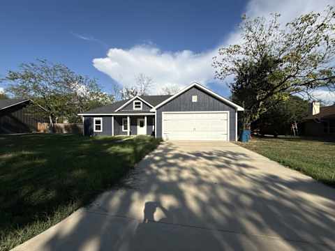 Single Family Home 3BR 2BA - 180 N Oak Place, Van, TX
