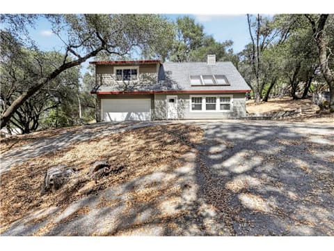 Single Family Home 3BR 2.1BA - 20197 Chaparral Cir, Penn Valley, CA