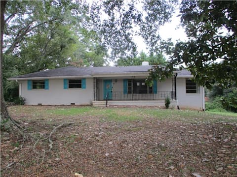 Single Family Home 3BR 1.1BA - 46 Russell Braden Rd, Covington, GA