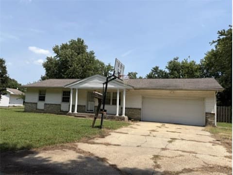 Single Family Home 3BR 1BA - 39826 Myers St, Malden, MO