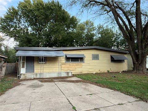 Single Family Home 3BR 1BA - 422 Wire Ave, Haysville, KS