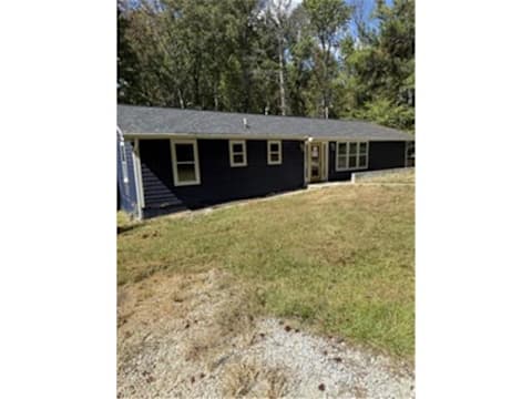 Single Family Home 3BR 2.1BA - 70 Stella Wynn Rd, Newnan, GA