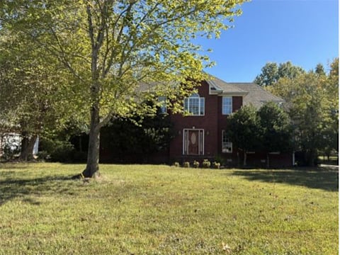 Single Family Home 4BR 4.1BA - 1690 Clubhouse Dr, Dyersburg, TN