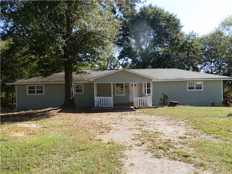 Single Family Home 4BR 3BA - 192 Cardinal Blvd SE, Calhoun, GA