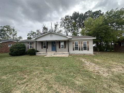 Single Family Home 3BR 2BA - 445 Walnut St, Savannah, TN