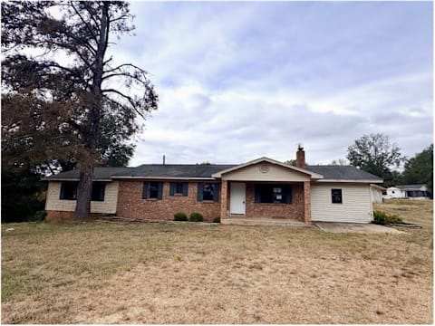 Single Family Home 4BR 2.1BA - 9211 County Road 212, Coffeeville, MS