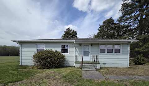 Single Family Home 3BR 1BA - 14035 Foursquare Rd, Smithfield, VA