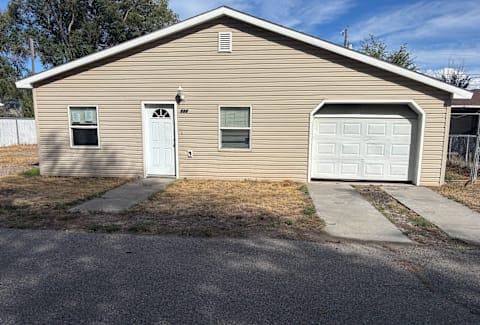 Single Family Home 3BR 1BA - 884 Wandell Ct, Blackfoot, ID