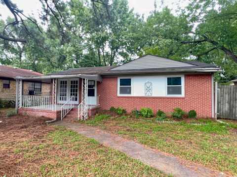 Single Family Home 4BR 2BA - 2514 Narrow Street, Chesapeake, VA