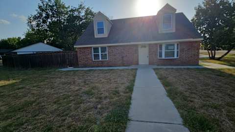 Single Family Home 4BR 2BA - 833 James Street, Azle, TX