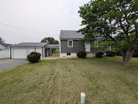 Single Family Home 4BR 2BA - 204 Justice St, Hollidaysburg, PA