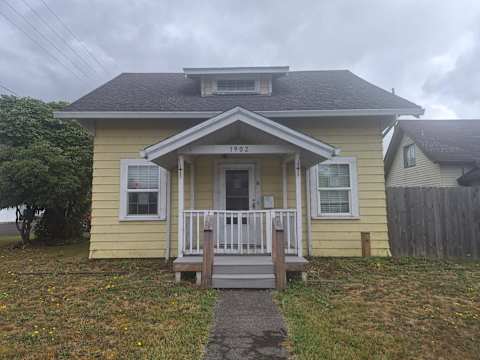 Single Family Home 3BR 2BA - 1902 10th St, Tillamook, OR