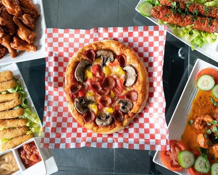 pub-food-spread at Rose Heights Apartments, Raleigh, NC, 27613