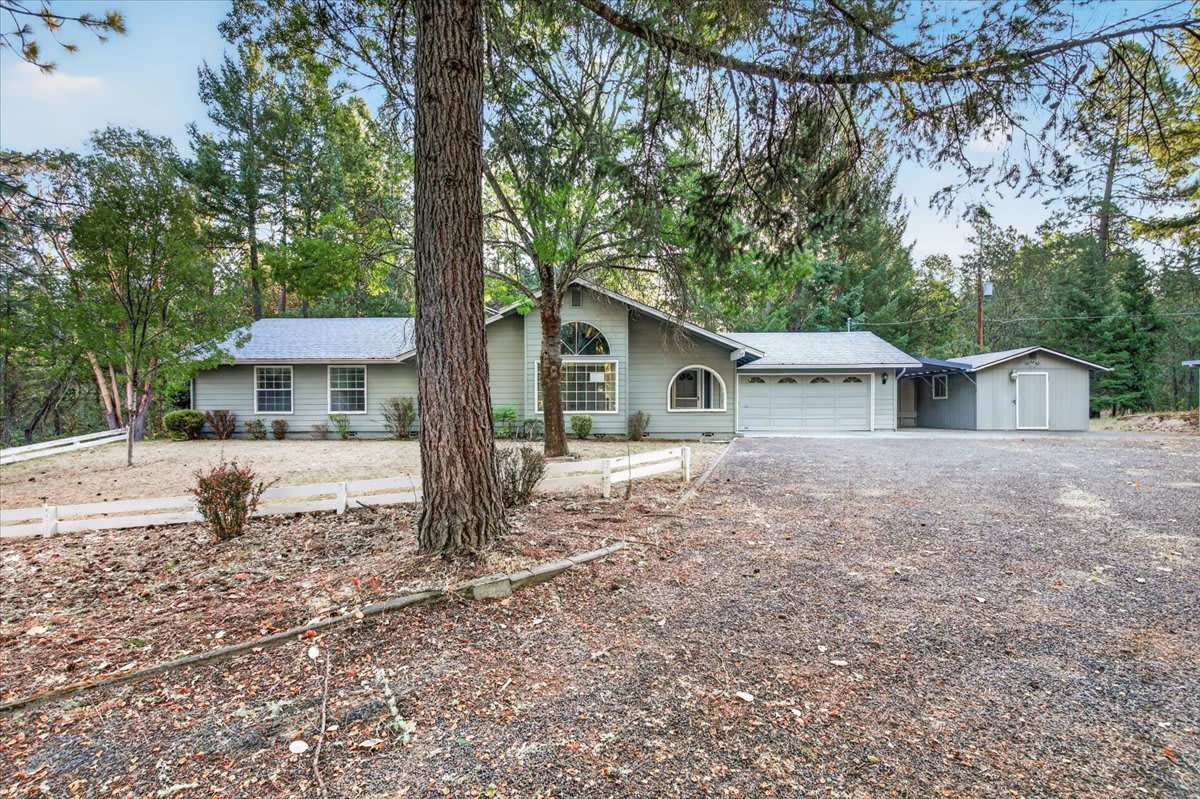 Photograph of 111 Sherwood Ln, Grants Pass, OR 97527