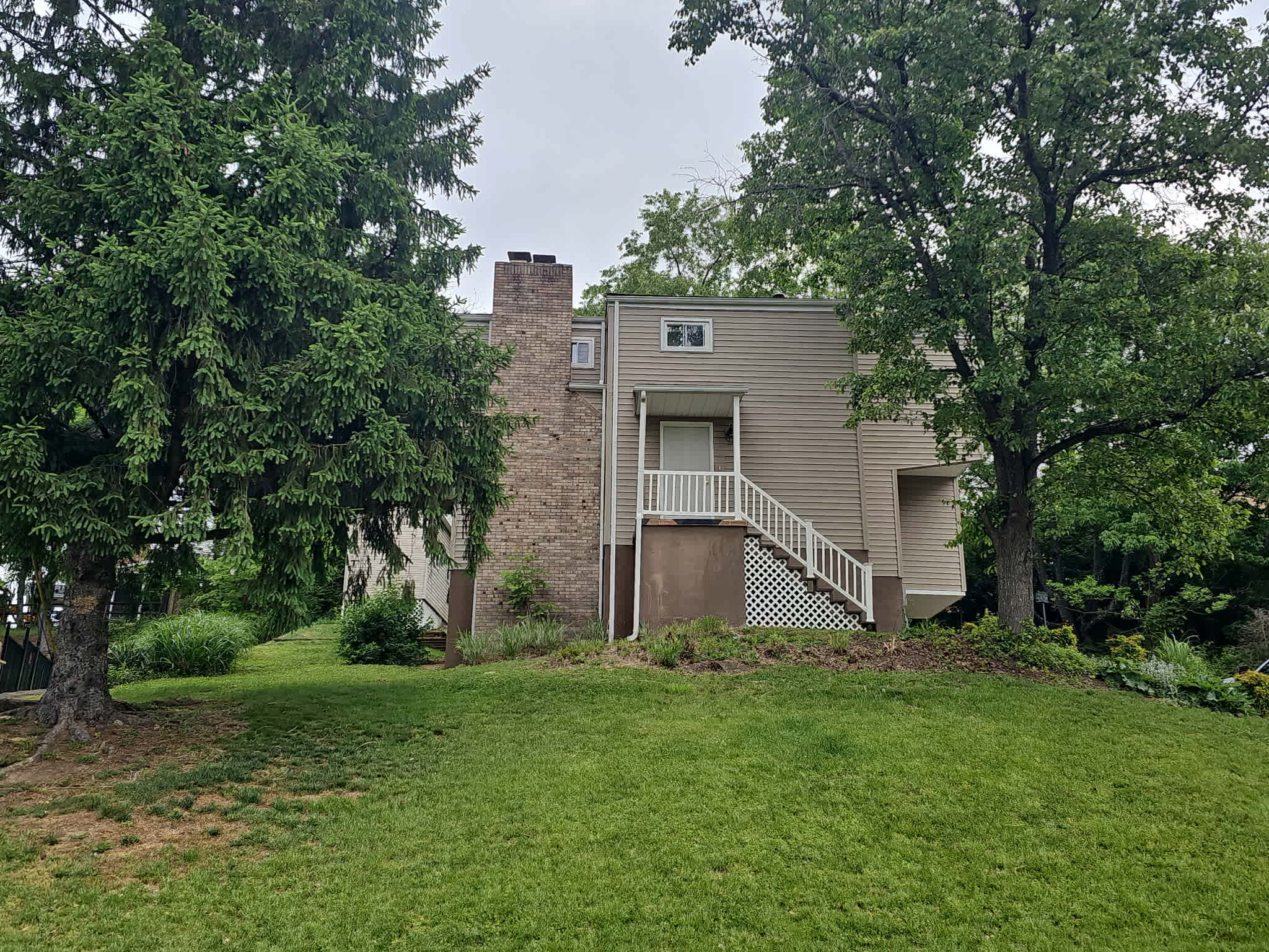 Photograph of 2056 Oakridge Dr, Charleston, WV 25311